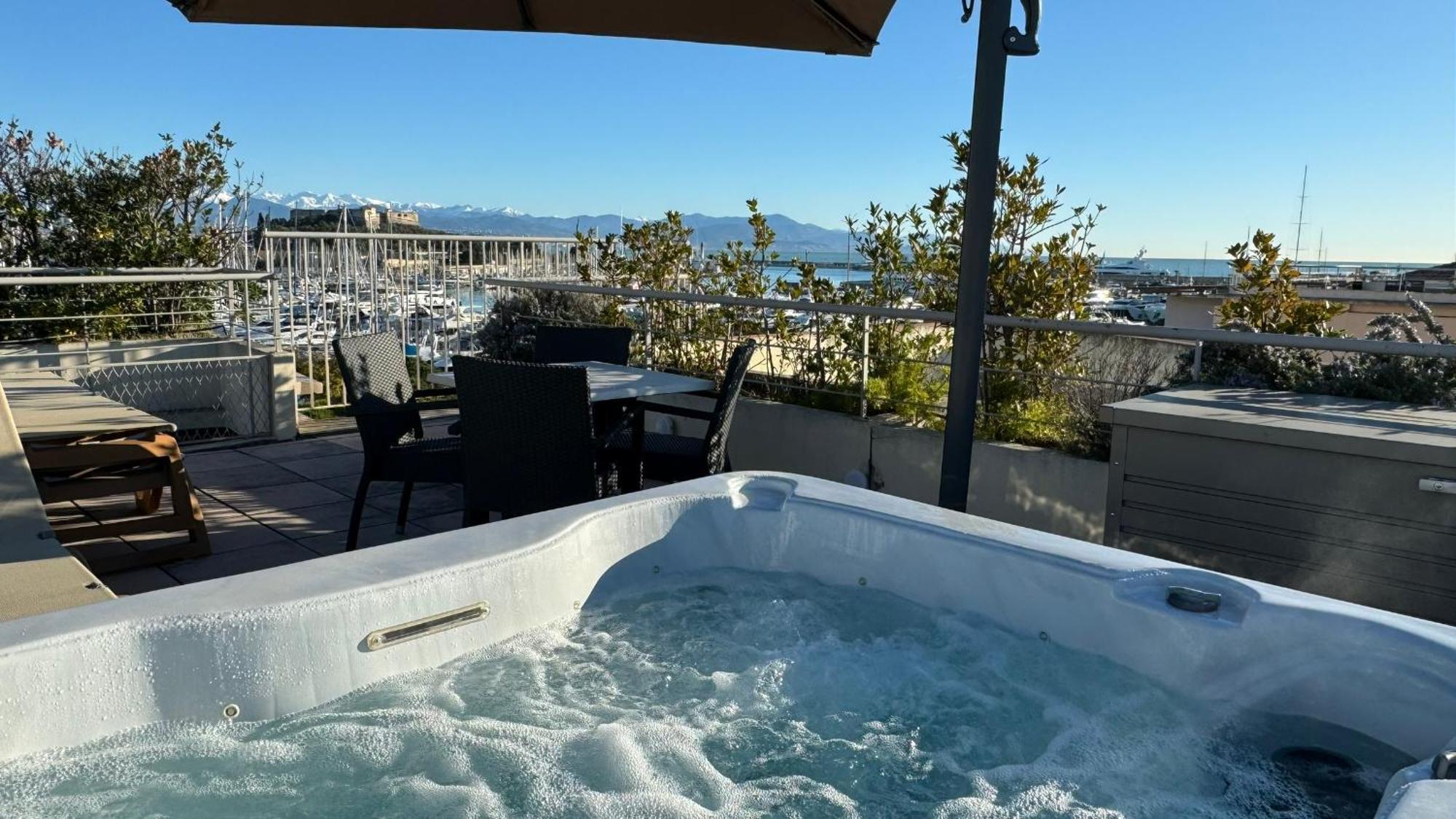 Penthouse Vue Mer Avec Rooftop,Jacuzzi,Et Parking Prive Antibes Exterior photo